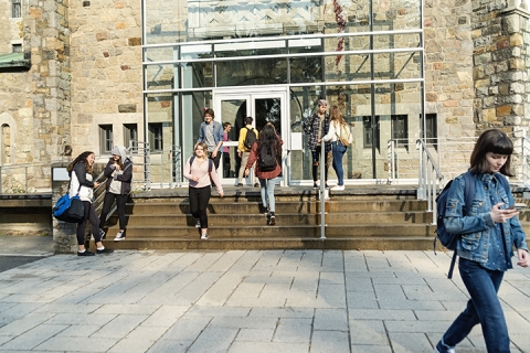 Können Paketautomaten die Sicherheit in der Universität erhöhen?