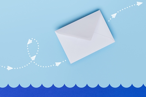 Envelope over blue background with white arrow passing through